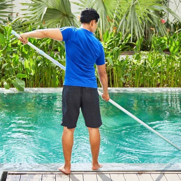 mantenimiento de piscinas trabajador